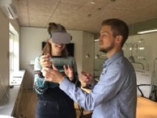 To persone den ene med VR briller på